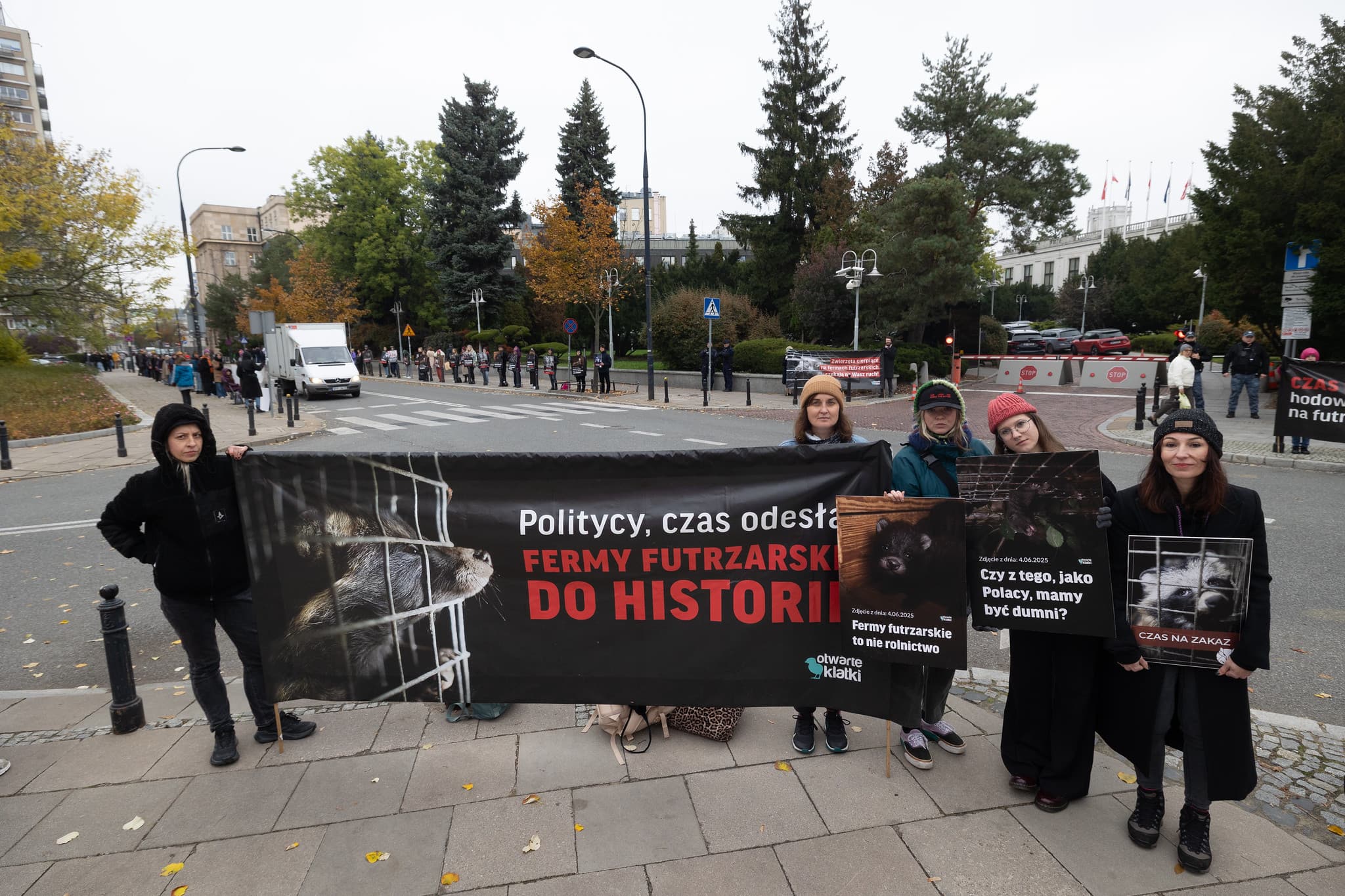 aktywiści z banerem przed Sejmem protesują przeciwko futrom